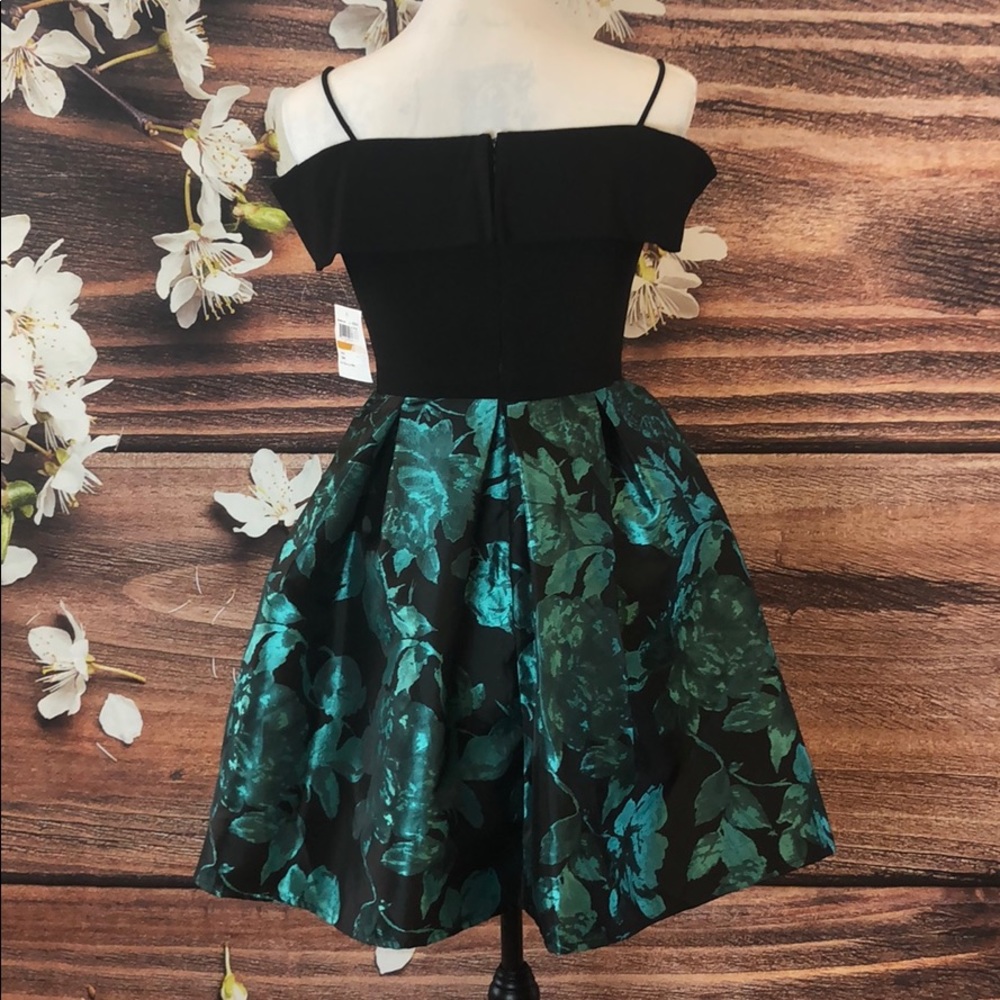 Floral printed cold shoulder dress - Picture 3 of 10